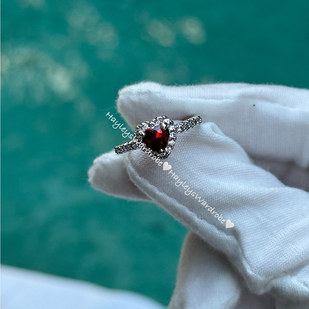 Pandora Elevated Red Heart Ring
Sterling silver - Picture 3 of 5